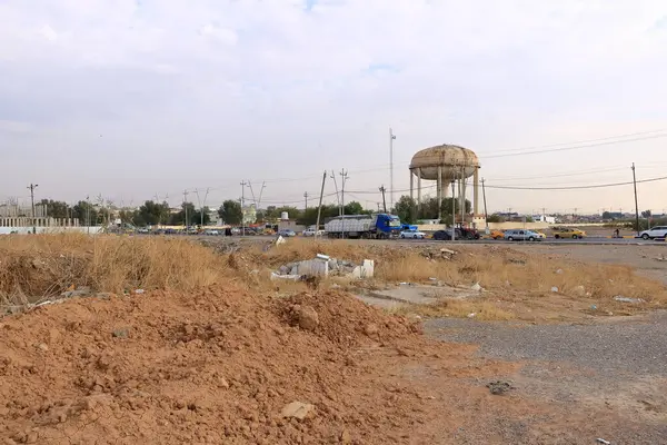 Musul, Irak Mussolosu - 17 Kasım 2024: Musul kentinde trafik ve sokak yaşamı