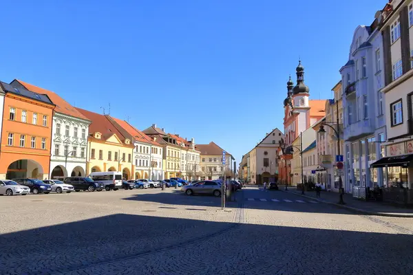 Chomutov, Avrupa 'da Çek Cumhuriyeti - Nisan 04: 2025: Eski kentin içinde bir yürüyüş