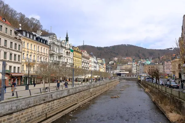 Karlovy Vary, Carlsbad, Karlsbad, Çek Cumhuriyeti 'nde Bohemya - Nisan 05 2025: çarpıcı 19. yüzyıl spa binalarıyla şehrin merkezinde yürüme