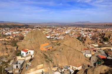 Guadix 'teki Barrio de Cuevas' ın havadan görünüşü, İspanya 'daki Mirador del Cerro de la Bala' dan Andalucia 'daki mağara evleri.