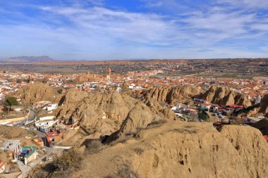 Guadix 'teki Barrio de Cuevas' ın havadan görünüşü, İspanya 'daki Mirador del Cerro de la Bala' dan Andalucia 'daki mağara evleri.