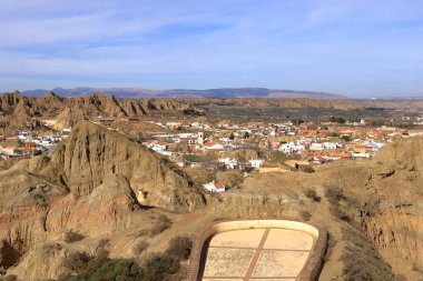Guadix 'teki Barrio de Cuevas' ın havadan görünüşü, İspanya 'daki Mirador del Cerro de la Bala' dan Andalucia 'daki mağara evleri.
