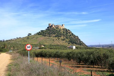 Castillo de Almodovar del Rio, İspanya 'nın Endülüs bölgesindeki Almodovar del Rio şehrinde Arap Müslüman kökenli şato.