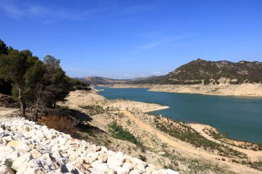 Ardales, Malaga, Endülüs, İspanya yakınlarındaki Guadalteba rezervuarı etrafındaki manzara