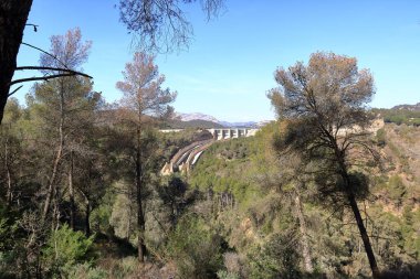 Ardales, Malaga, Endülüs, İspanya yakınlarındaki Guadalteba rezervuarı etrafındaki manzara