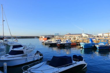 Tarifa, Endülüs, İspanya - 17 Şubat 2025: Sabah Cebelitarık Boğazı 'ndaki köy limanı