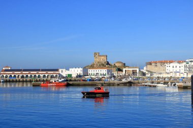 Tarifa, Endülüs, İspanya - 17 Şubat 2025: Sabah Cebelitarık Boğazı 'ndaki köy limanı
