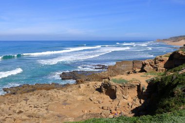 Tanca, Cebelitarık Boğazı, Fas - 17 Şubat 2025: Atlantik Okyanusu 'ndaki insanlar