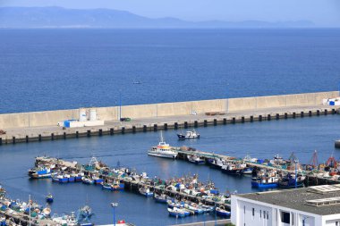 Tanca Cebelitarık Boğazı, Fas - 17 Şubat 2025: Kasbah Bab Al-Bar 'dan denize ve limana bakın, Bab Bhar