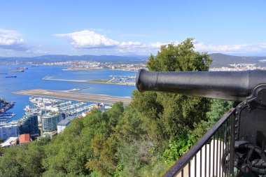 Gibraltar, Birleşik Krallık - 19 Şubat 2025: yukarıdan Cebelitarık havaalanı manzarası