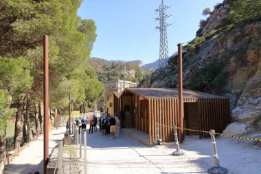Ardales, Malaga, İspanya - 20 Şubat 2025: El Caminito del Rey 'in kuzey kapısına giden insanlar