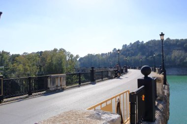 Ardales, Malaga, İspanya - 20 Şubat 2025: insanlar barajdaki köyde yürüyor