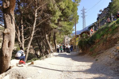 Ardales, Malaga, İspanya - 20 Şubat 2025: El Caminito del Rey 'in kuzey kapısına giden insanlar