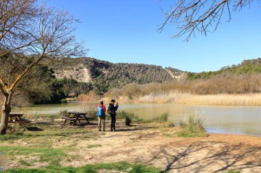 Ardales, Malaga, İspanya - 20 Şubat 2025: El Caminito del Rey 'in kuzey kapısına giden insanlar