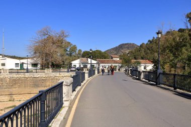 Ardales, Malaga, İspanya - 20 Şubat 2025: insanlar barajdaki köyde yürüyor