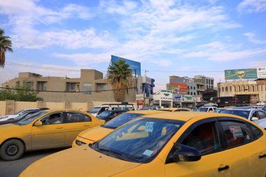 Musul, Irak Mussolosu - 17 Kasım 2024: Musul kentinde trafik ve sokak yaşamı