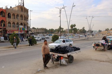 Musul, Irak Mussolosu - 17 Kasım 2024: Musul kentinde trafik ve sokak yaşamı