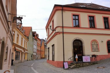 Madalyon, Çek Cumhuriyeti 'nde Bohemya - Nisan 05 2025: Eski kalenin yakınındaki pazar yeri