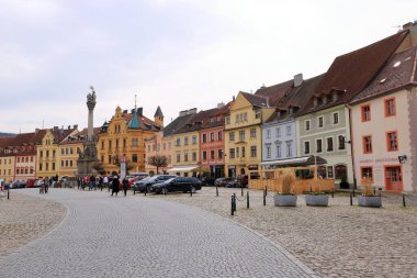 Madalyon, Çek Cumhuriyeti 'nde Bohemya - Nisan 05 2025: Eski kalenin yakınındaki pazar yeri