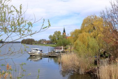 Werder an der Havel, Brandenburg, Almanya - 13 Nisan 2025: Havel nehri üzerinden Maria Meeresstern