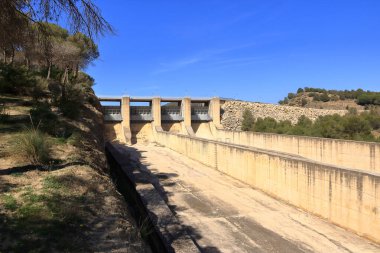 Ardales, Malaga, Endülüs, İspanya yakınlarındaki Guadalteba rezervuarı etrafındaki manzara