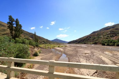Sucre ve Potosi arasında Bolivya 'da Puente Mayu Tambo nehri kıyısında manzara