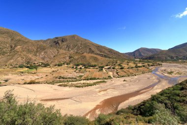 Sucre ve Potosi arasında Bolivya 'da Puente Mayu Tambo nehri kıyısında manzara