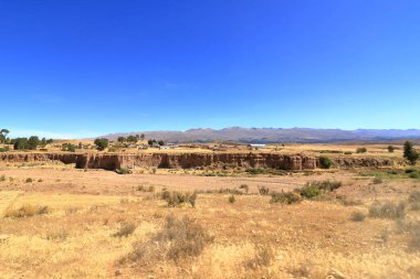 Sucre ve Potosi arasındaki manzara Bolivya 'da Puente Mayu Tambo nehri yakınında.