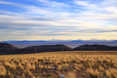 Bolivya 'daki Salar de Uyuni Tuz Düzlükleri' ne Uyuni kasabası yakınlarındaki bir perspektiften gün batımı görüntüsü