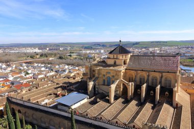 Cordoba, Endülüs İspanya - 13 Şubat 2025: Puerta del Perdon de la Mezquita de Cordoba manzarası