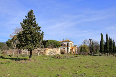 El Higueron, Cordoba, Endülüs İspanya - 14 Şubat 2025: İspanya 'da terk edilmiş ev