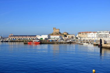 Tarifa, Endülüs, İspanya - 17 Şubat 2025: Sabah Cebelitarık Boğazı 'ndaki köy limanı