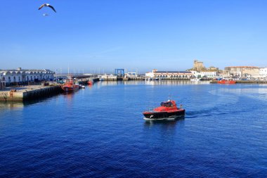 Tarifa, Endülüs, İspanya - 17 Şubat 2025: Sabah Cebelitarık Boğazı 'ndaki köy limanı