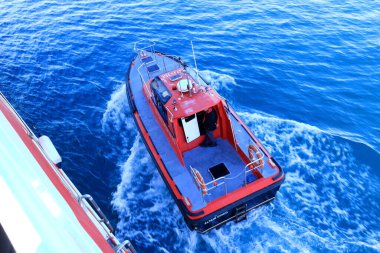 Tarifa, Andalucia, İspanya - 17 Şubat 2025: limandan feribota eşlik eden bir güvenlik botu