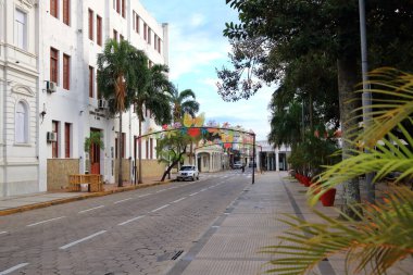 Santa Cruz de la Sierra, Bolivya - 19 Mayıs 2025: 24 Eylül Meydanı civarındaki insanlar