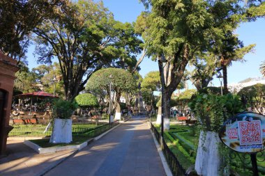 Bolivya 'da Başarı - 21 Mayıs 2025: Plaza de Armas 25 de Mayo çevresinde Mimari Güzellik ve Toplum Ruhu ile her gün hayat