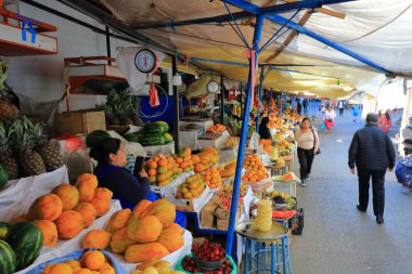 Bolivya 'da Sucre - 21 Mayıs 2025: Köyün merkezinde Renkli Meyve Pazarı