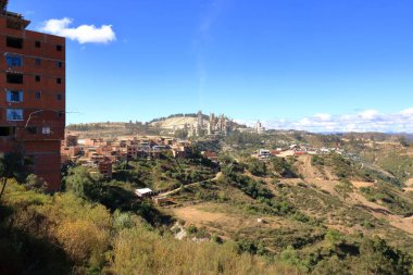 Sucre - 22 Mayıs 2025: Sucre 'deki Kretase Parkı yakınlarındaki çimento fabrikasına bakın.