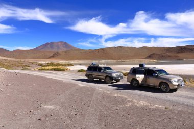 Bolivya - 25 Mayıs 2025: Bolivya 'nın güneyinde Uyuni' den yola çıkan manzara