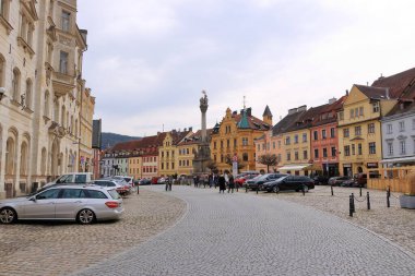 Karlovy Vary, Carlsbad, Karlsbad, Çek Cumhuriyeti 'nde Bohemya - Nisan 05 2025: çarpıcı 19. yüzyıl spa binalarıyla şehrin merkezinde yürüme