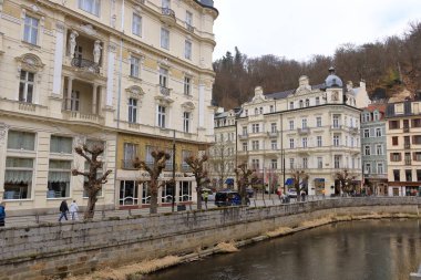 Karlovy Vary, Carlsbad, Karlsbad, Çek Cumhuriyeti 'nde Bohemya - Nisan 05 2025: çarpıcı 19. yüzyıl spa binalarıyla şehrin merkezinde yürüme