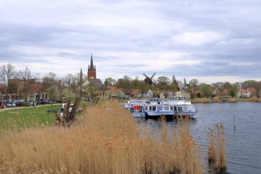 Werder an der Havel, Brandenburg, Almanya - 13 Nisan 2025: Werder adası çevresindeki havel nehri üzerinde görüş