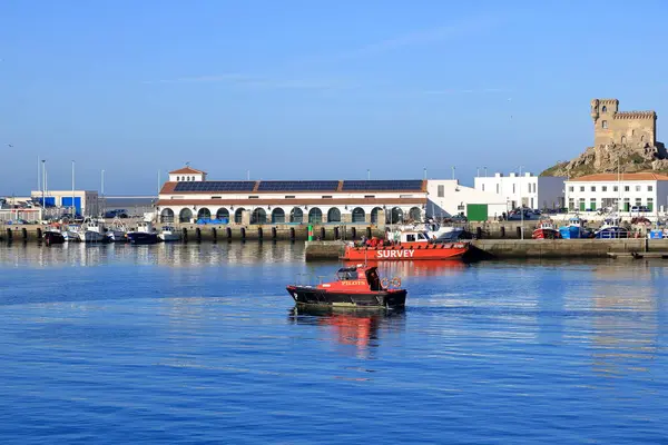 Tarifa, Andalucia, İspanya - 17 Şubat 2025: limandan feribota eşlik eden bir güvenlik botu