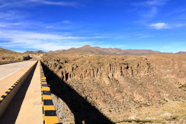 Bolivya 'da Potosi ve Uyuni arasında Puente San Juan köprüsü etrafında kaya oluşumları