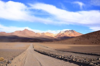 Uyuni 'den Bolivya' nın güneyine yapılan bir yolculuktaki manzara.