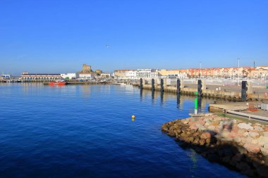 Tarifa, Endülüs, İspanya - 17 Şubat 2025: Sabah Cebelitarık Boğazı 'ndaki köy limanı