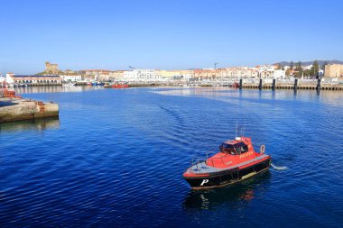 Tarifa, Andalucia, İspanya - 17 Şubat 2025: limandan feribota eşlik eden bir güvenlik botu