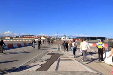 Cebelitarık, Birleşik Krallık - 19 Şubat 2025: Bireyler Cebelitarık Havalimanı 'ndan geçtiler