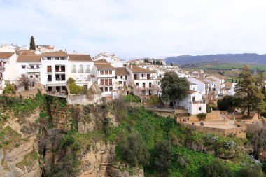 Ronda, Andalucia, İspanya - 18 Şubat 2025: Guadalevin Nehri üzerindeki yeni köprünün doğu bölgesi, Puente Nuevo