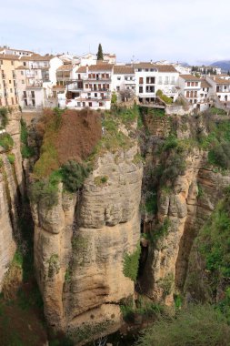 Ronda, Andalucia, İspanya - 18 Şubat 2025: Guadalevin Nehri üzerindeki yeni köprünün doğu bölgesi, Puente Nuevo